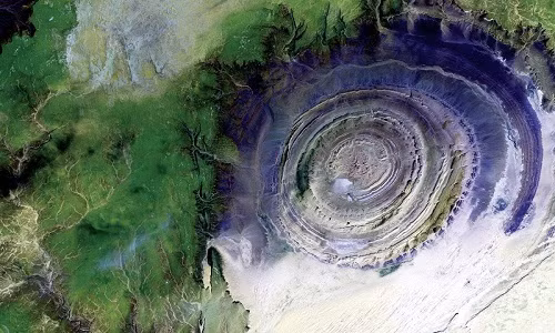 Giả thuyết khác cho rằng, vòng xoáy Richat là một vòm địa chất bị sụp đổ, xói mòn nghiêm trọng, hình thành khi phần cong trên bề mặt Trái đất được nâng lên. Những quan điểm trên nghe khá hợp lý. Thế nhưng, đến nay, các chuyên gia vẫn chưa tìm được những chứng cứ khoa học để tìm ra đâu mới là nguồn gốc thực sự của vòng xoáy Richat.