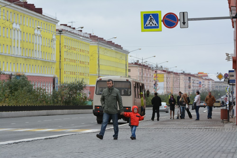 Do nằm ở gần Bắc Cực nên việc di chuyển đến Norilsk thường bằng máy bay và tàu thủy. Ngoài ra còn có một tuyến đường sắt vận chuyển hàng hóa duy nhất ra biển và cảng Dudinka. Để ghé thăm thành phố này, du khách cần phải có giấy phép đặc biệt do chính phủ Nga cấp.