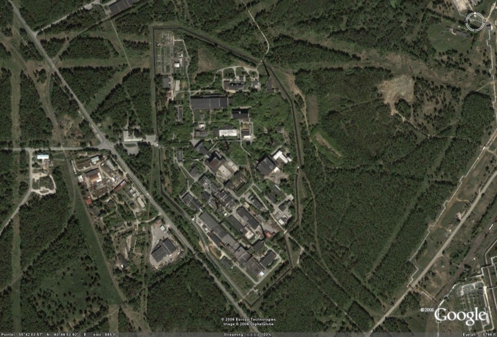 Tương tự như Norilsk, Ozersk (hay còn gọi "Thành phố 40" hoặc Thành phố chết) là thành phố khép kín khác của Liên Xô. Thành phố bí mật này được thành lập vào năm 1947 với mục đích là sản xuất nguyên tố phóng xạ plutonium để phát triển vũ khí hạt nhân.