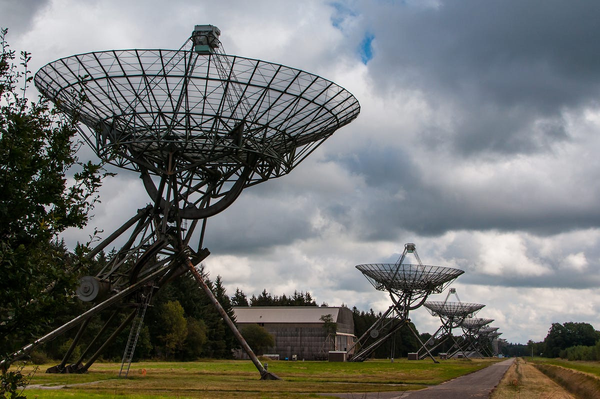 Các nghiên cứu của các chuyên gia trước đó chỉ ra những vụ nổ sóng vô tuyến riêng lẻ thường phát ra một đợt sóng và không lặp lại. Tuy nhiên, một vụ FRB lặp lại sẽ dao động sóng nhiều lần với các sóng vô tuyến ngắn và mang theo rất nhiều năng lượng.