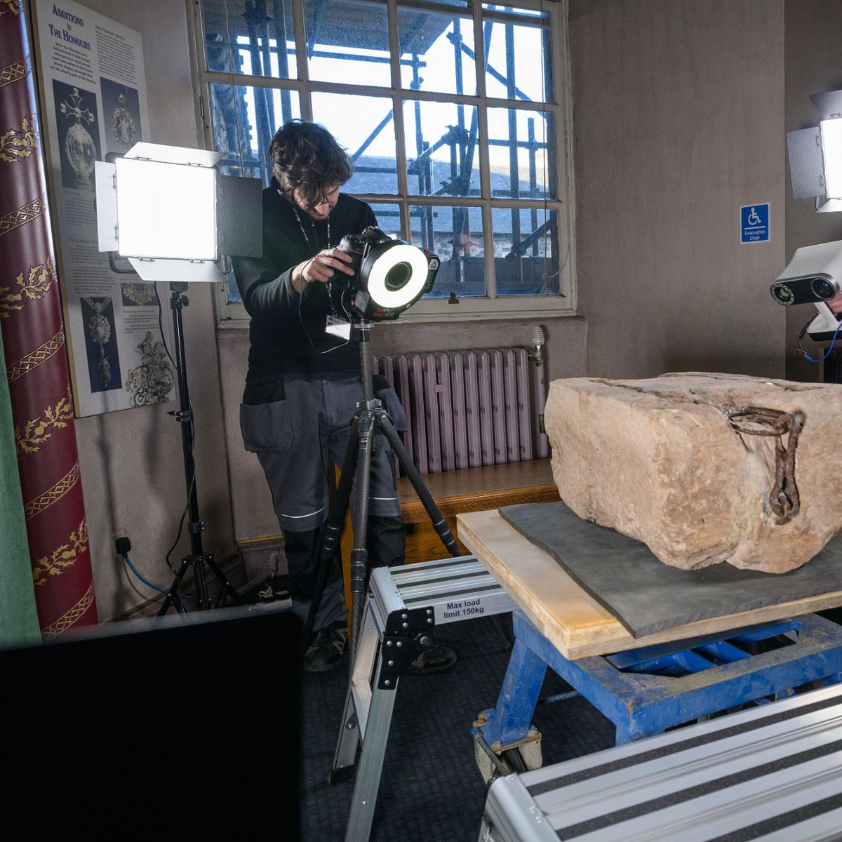 Theo đó, nhóm chuyên gia phát hiện các dấu hiệu trông giống như chữ số La Mã được tìm thấy trên "hòn đá định mệnh" bao gồm: 3 dấu hình chữ X và một dấu trông giống như chữ "v".