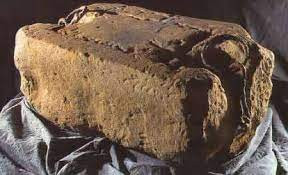 Ngoài những dấu hiệu trông giống như chữ số La Mã, các chuyên gia còn phát hiện một vết hợp kim đồng trên "hòn đá định mệnh" bằng cách sử dụng công nghệ phân tích huỳnh quang tia X (XRF). Đây là một kỹ thuật hoạt động bằng cách đo thành phần hóa học của vật liệu như đá, khoáng chất và trầm tích.