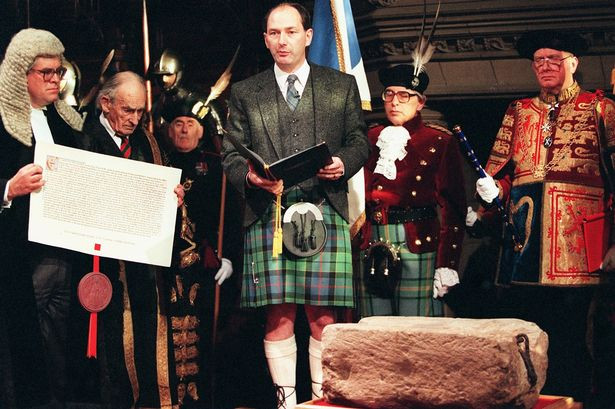 Theo nhà khảo cổ học Campbell, một số đồ vật như chuông của một vị thánh có thể đã được đặt trên "hòn đá định mệnh" trong một thời gian dài. Vào thời Trung cổ, thỉnh thoảng các di tích vật chất ví dụ như hài cốt của một vị thánh hoặc nhân vật đặc biệt thường được đặt trong một thùng kim loại điển hình như đồng.