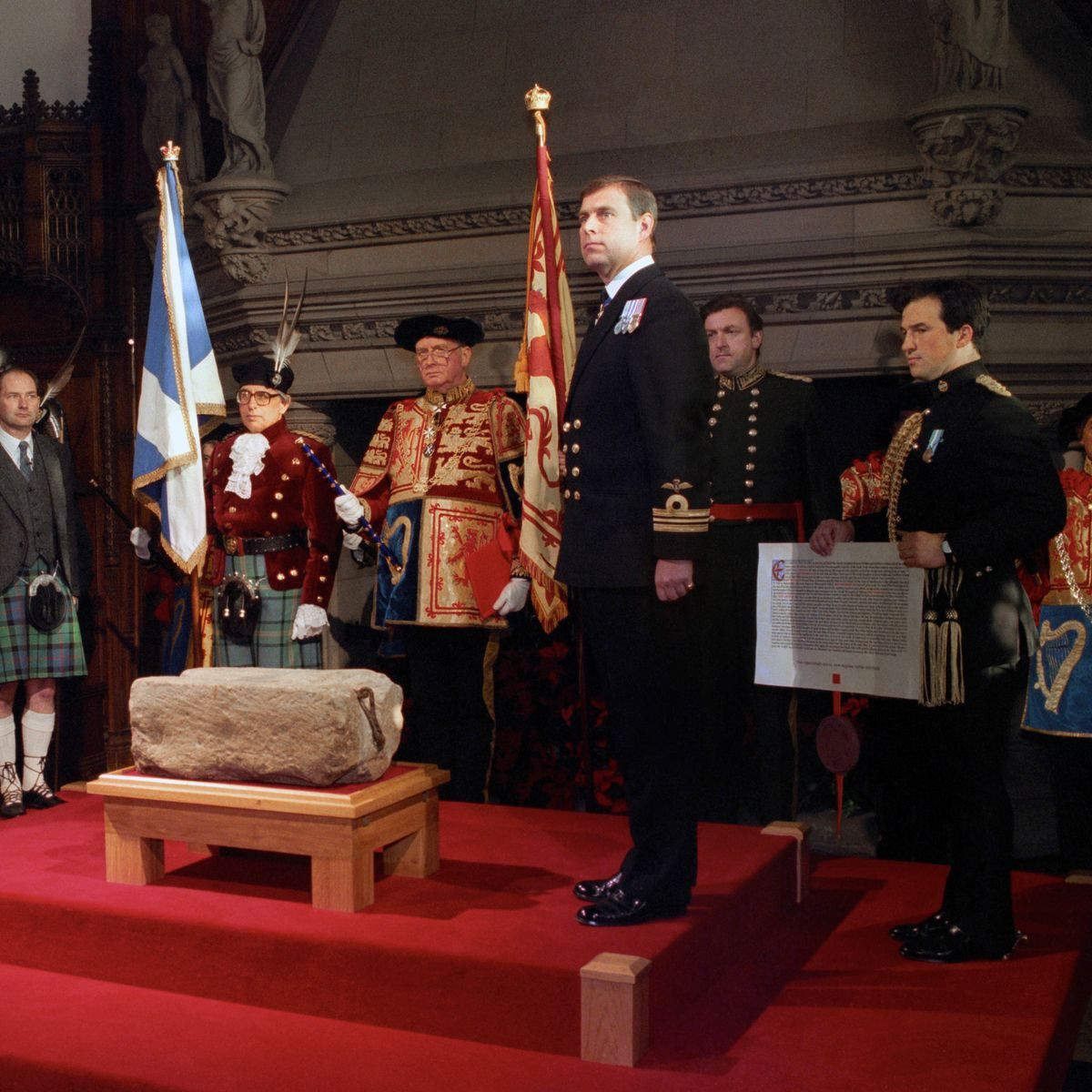 Các nhà nghiên cứu cũng phát hiện sự hiện diện của thạch cao trên "hòn đá định mệnh". Điều này cho thấy vào một thời điểm nào đó, thạch cao đã đính vào viên đá. Hiện các chuyên gia nỗ lực giải mã những bí ẩn về hòn đá này.