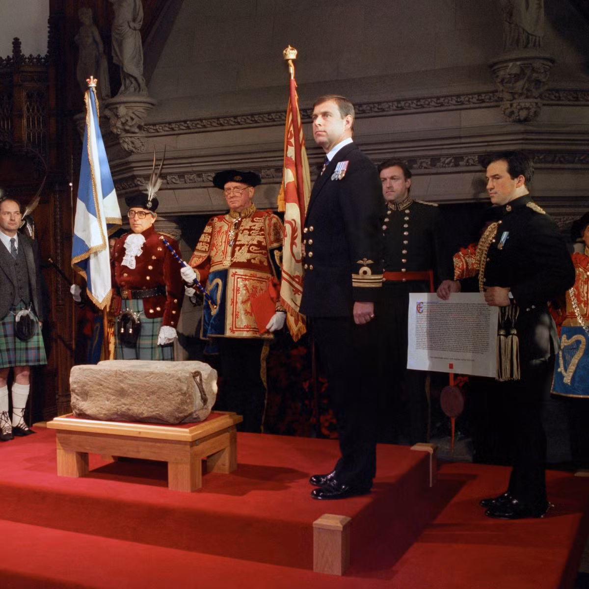 Các nhà nghiên cứu cũng phát hiện sự hiện diện của thạch cao trên "hòn đá định mệnh". Điều này cho thấy vào một thời điểm nào đó, thạch cao đã đính vào viên đá. Hiện các chuyên gia nỗ lực giải mã những bí ẩn về hòn đá này.