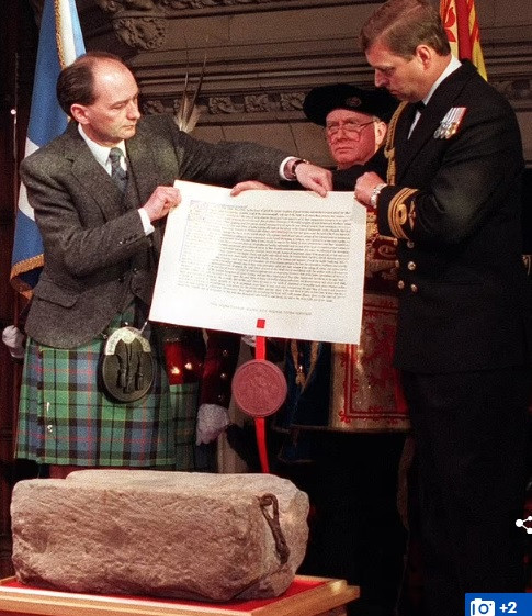 "Các chữ số La Mã chưa từng được ghi lại trước đây. Chúng tôi không biết tại sao chúng được chạm khắc hoặc chúng có ý nghĩa gì. Các nhà khoa học sẽ nghiên cứu thêm để làm sáng tỏ bí ẩn này", Ewan Hyslop người đứng đầu bộ phận Nghiên cứu và Biến đổi khí hậu tại Cơ quan Môi trường Lịch sử Scotland cho hay.