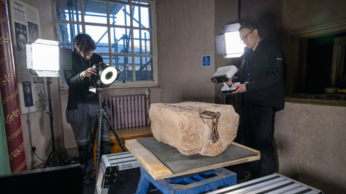 Cụ thể, các nhà khoa học của Cơ quan Môi trường Lịch sử Scotland làm nhiệm vụ bảo tồn viên đá đã thực hiện quét laser và tiến hành các phân tích khoa học.