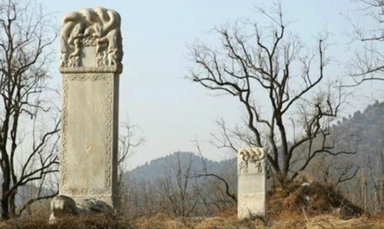 Nội dung "lời nguyền" khiến nhiều người sợ hãi và từ bỏ ý định xâm phạm lăng mộ của Vạn Quý phi. 8 chữ được khắc trên bia mộ là: "Ngươi không động ta, ta không động ngươi".