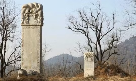 Nội dung "lời nguyền" khiến nhiều người sợ hãi và từ bỏ ý định xâm phạm lăng mộ của Vạn Quý phi. 8 chữ được khắc trên bia mộ là: "Ngươi không động ta, ta không động ngươi".