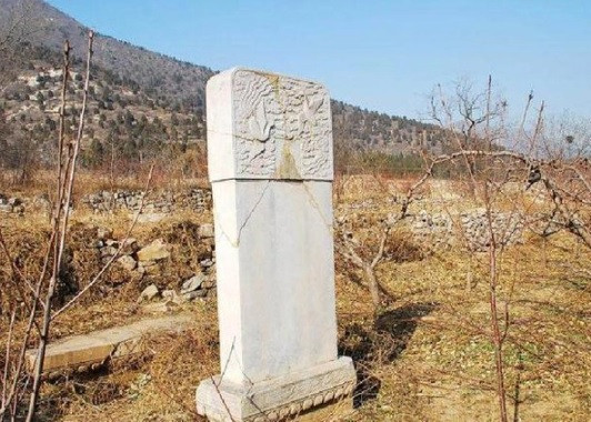 Do đó, vua Càn Long cho dừng việc di dời ngôi mộ cổ và từ bỏ việc xây dựng khu vườn tại đó. Sở dĩ nhà vua đưa ra quyết định đó là vì các công nhân đã đào đến cửa mộ và phát hiện một tấm bia đá có khắc "lời nguyền" 8 chữ.