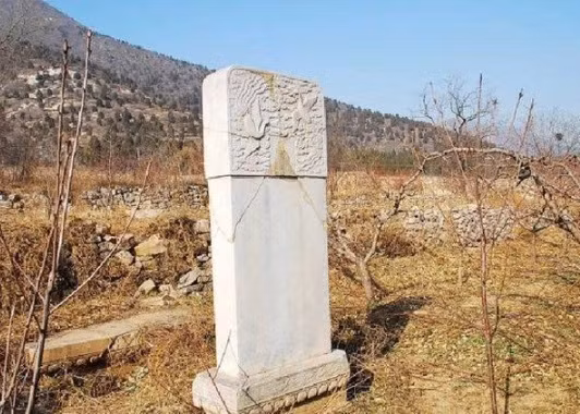 Do đó, vua Càn Long cho dừng việc di dời ngôi mộ cổ và từ bỏ việc xây dựng khu vườn tại đó. Sở dĩ nhà vua đưa ra quyết định đó là vì các công nhân đã đào đến cửa mộ và phát hiện một tấm bia đá có khắc "lời nguyền" 8 chữ.