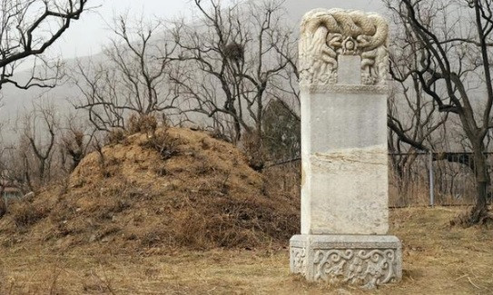 Thế nhưng, khi các công nhân chuẩn bị di dời ngôi mộ của Vạn Quý phi ở chân núi Tô Sơn, cách Bắc Kinh 7 km về phía tây bắc, một số hiện tượng dị thường đã xảy ra khiến các công nhân sợ hãi không dám tiếp tục công việc.