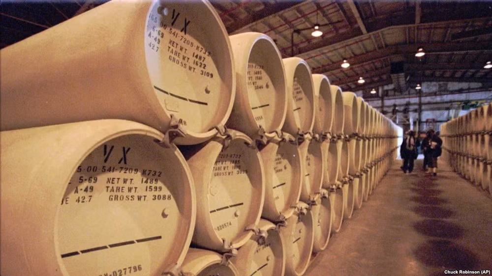 Đó là những chất độc thần kinh sẽ khiến toàn bộ hệ thần kinh của nạn nhân dừng hoạt động ngay sau khi tiếp xúc. Nạn nhân sẽ có các triệu chứng như: suy giảm hệ hô hấp, phồng da, bỏng rát và chảy máu trong. Trong trường hợp xấu nhất, nạn nhân có thể tử vong.