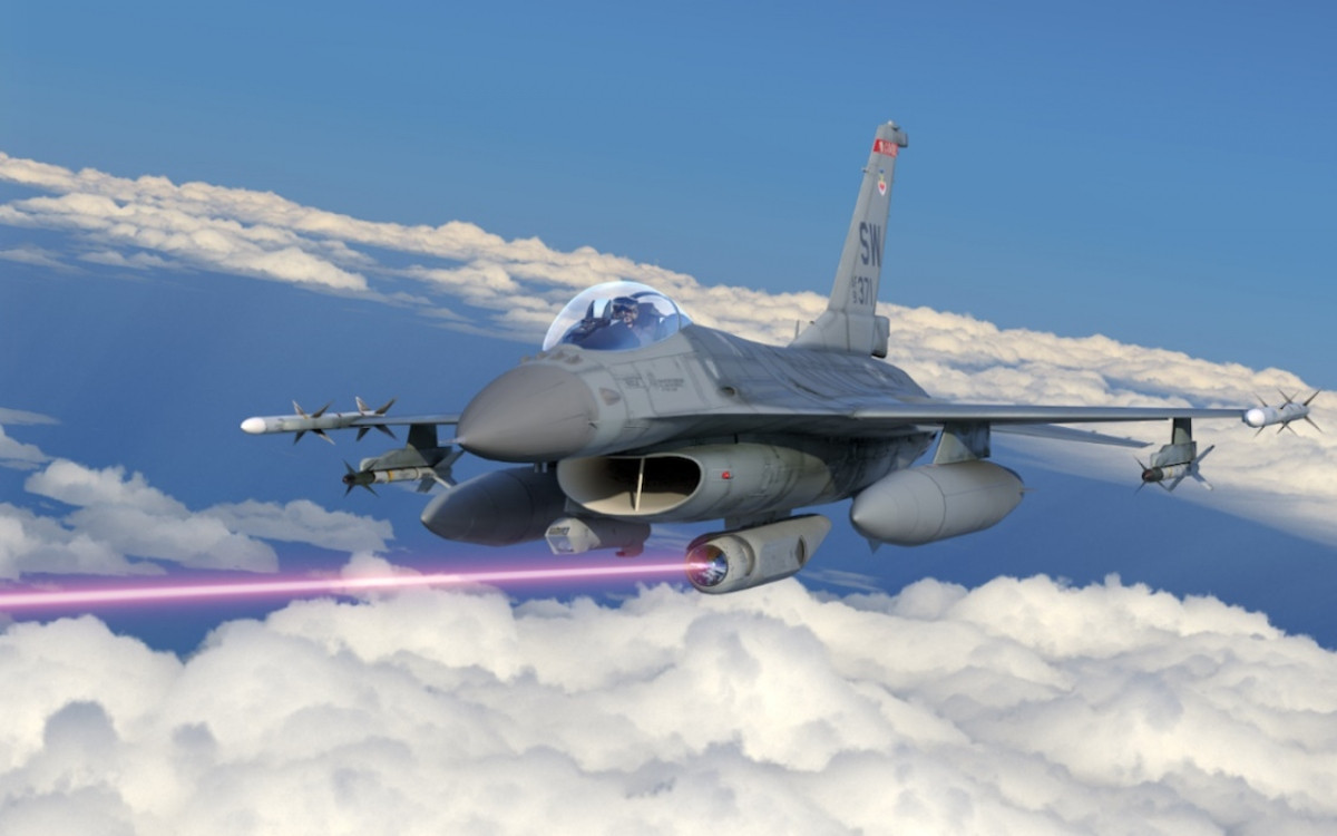 Giống như tên gọi, loại vũ khí này sẽ có thể khiến nạn nhân bị mù vĩnh viễn. Vì vậy, công ước quốc tế năm 1988 đã có Nghị định thư về cấm vũ khí laser gây mù nhưng cho phép lắp đặt các thiết bị quang học và cảm ứng nhiệt trên xe cộ, máy bay và người máy.