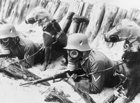 Giá thành rẻ và dễ dàng sản xuất với số lượng lớn, khí độc Phosgene có thể phá hủy các protein trong phổi của nạn nhân, khiến cơ quan này ngừng trao đổi oxy. Vũ khí nguy hiểm này không màu, không mùi nên rất khó phát hiện.