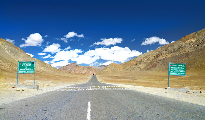 Theo đó, các biển báo hướng dẫn tài xế dừng ô tô trong ô kẻ trắng trên đường. Sau khi tắt máy và đỗ xe đúng điểm đánh dấu, họ sẽ chứng kiến hiện tượng lạ lùng là ô tô tự chạy lên dốc.