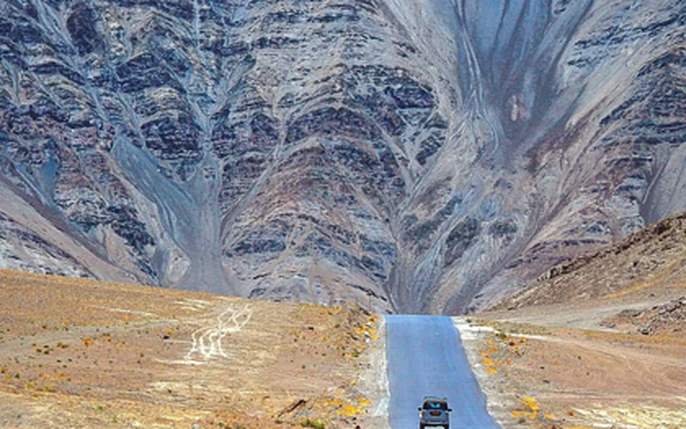 Theo các chuyên gia, nhiễu động không khí, sức gió có thể lên đến 15 km/h và những hiện tượng thời tiết bất thường xảy ra tại đồi Nam Châmlà vì nơi đây nằm ở địa hình cao hơn 4.000m.