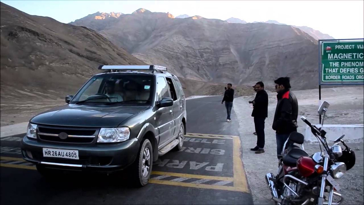 Tuy nhiên, một giả thuyết khác cho rằng, hiện tượng ô tô tắt máy nhưng có thể tự lên dốc ở đồi Nam Châm là một ảo ảnh quang học. Theo giả thuyết này, địa hình xung quanh đồi Nam Châm là những ngọn đồi dốc. Điều này khiến đường chân trời bị che khuất khiến mắt người bị đánh lừa cứ nghĩ đó là con dốc lên nhưng thực chất là một con dốc xuống.