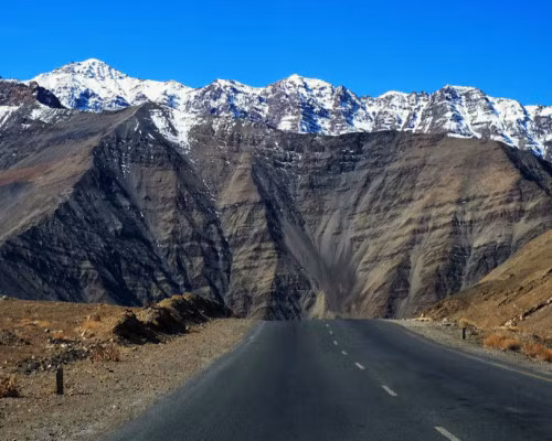 Tuy nhiên, khi đến khu vực đồi Nam Châm, mọi người sẽ nhìn thấy những tấm biển có nội dung: "Magnetic Hill - The Phenomenon That Defies Gravity" (Đồi Nam Châm - hiện tượng thách thức trọng lực).