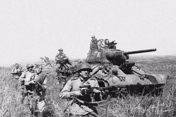 Trong khoảng thời gian này, giới chức quân đội Đức quốc xã cho rằng, Hồng quân Liên Xô sẽ tấn công từ Bắc Ukraine ra biển Baltik vì khu vực này có địa hình bằng phẳng thuận lợi cho xe tăng - cơ giới hóa hoạt động.