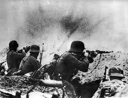 Trong khi đó, Đức quốc xã triển khai 80.000 binh sĩ, 900 xe tăng và pháo tự hành, 9.000 đại bác và cối, 1.350 máy bay...