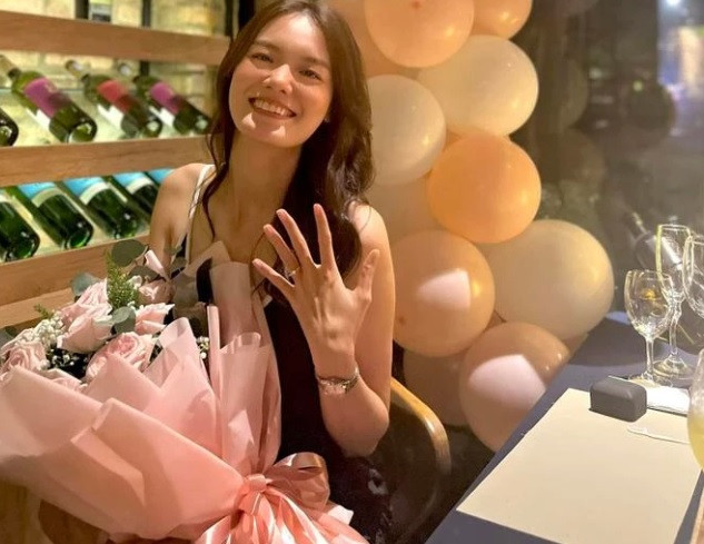 Thêm "chân dài" thông báo được cầu hôn, gia thế bạn trai khủng cỡ nào? Them