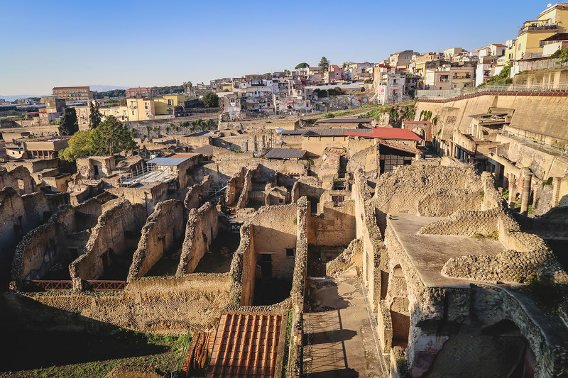 Theo các chuyên gia, Herculaneum nằm gần núi lửa Vesuvius hơn Pompeii. Do đó, thị trấn Herculaneum chịu ảnh hưởng của vụ phun trào núi lửa sớm hơn và vô cùng khủng khiếp.