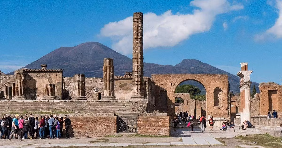 Dựa trên dấu vết hóa thành than của mẫu vật được khai quật tại Herculaneum, các nhà nghiên cứu phát hiện hơi nóng bùng ra trong thời gian núi lửa phun trào khiến thị trấn Herculaneum hứng chịu nhiệt độ lên tới 550 độ C.