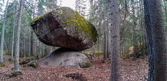 Vào khoảng 12.000 năm trước, các dòng sông băng trôi về phía bắc của khu vực này và được cho là đã tạo ra tảng đá Kummakivi như hiện nay.