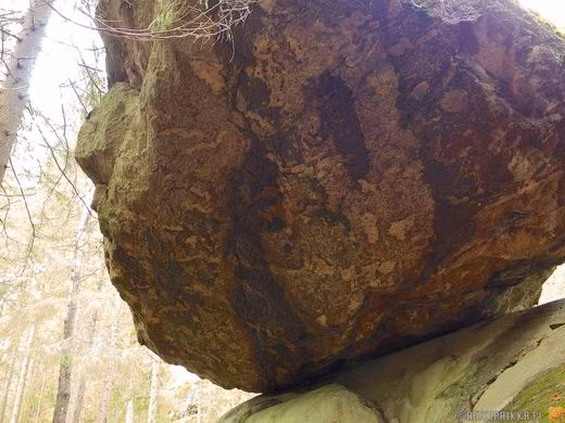 Tảng đá ở phía dưới có mặt cong và trơn trong khi tảng đá ở phía trên rất lớn với chiều dài tới 7m. Điểm tiếp xúc giữa hai hòn đá khá nhỏ và khiến mọi người không thể tin là chúng giữ được thăng bằng.