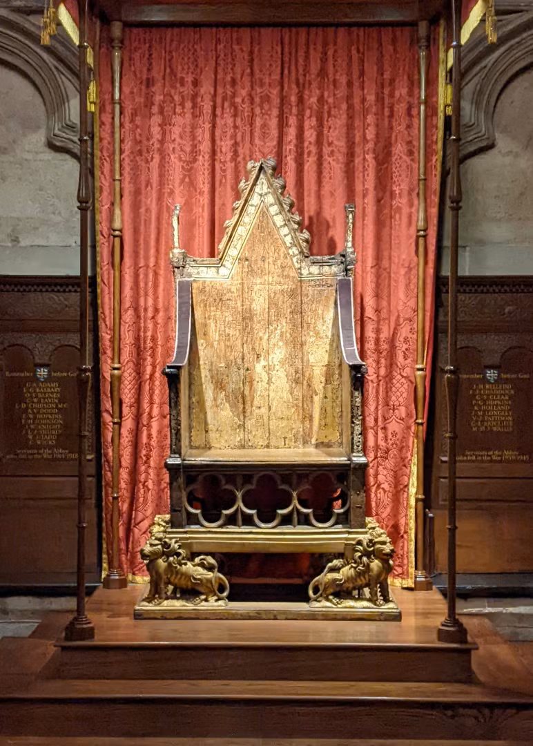 Với niên đại hơn 700 tuổi, ngai vàng là một trong những hiện vật lâu đời nhất được sử dụng trong lễ đăng quang của Vua Charles III.