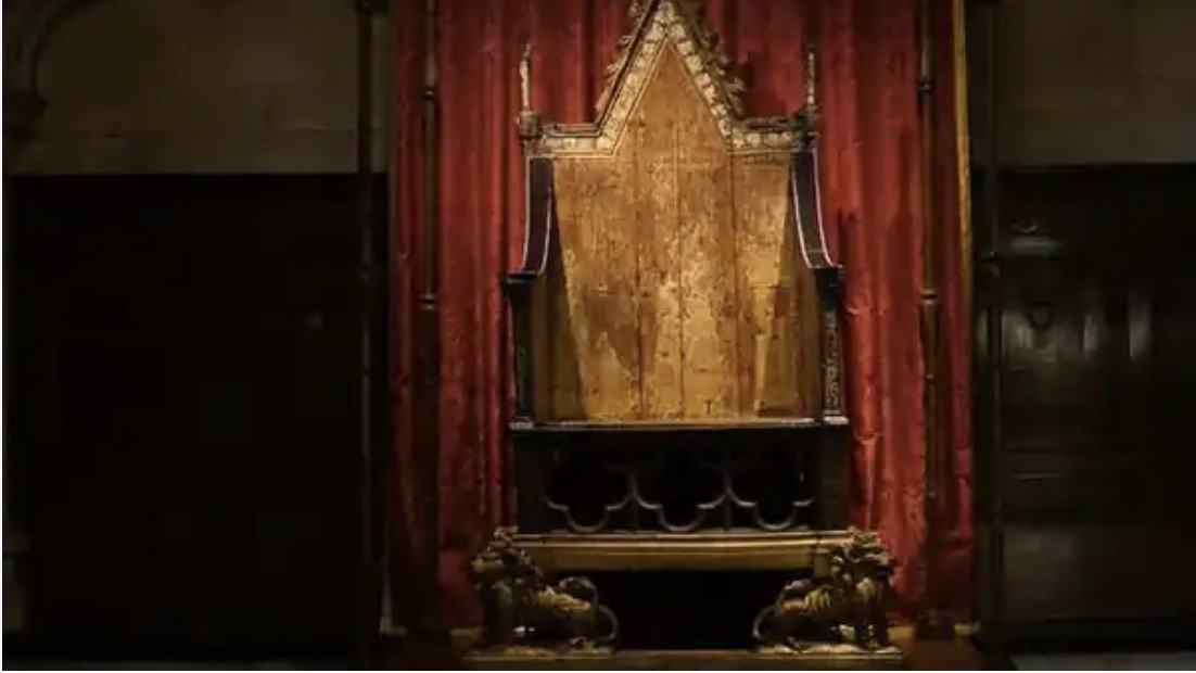 Theo các ghi chép, vào khoảng năm 1300, Vua Edward I đã ra lệnh đặt làm chiếc ngai vàng cao gần 2m bằng gỗ sồi, dát vàng lá và trang trí công phu, tỉ mỉ bằng thủy tinh màu.