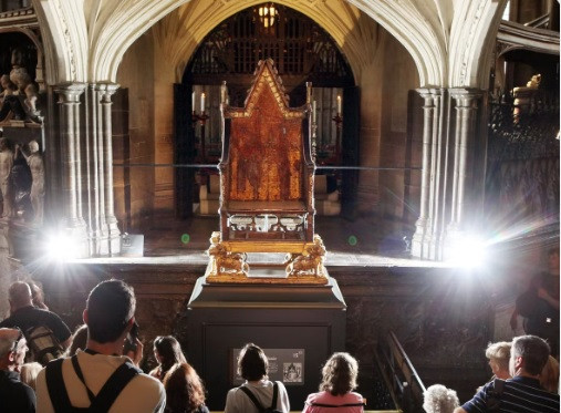 "Ngai vàng rất quan trọng đối với lịch sử Anh và lịch sử chế độ quân chủ, là một phần của bộ sưu tập vẫn được sử dụng cho mục đích chế tác ban đầu", nhà bảo tồn Blessey cho hay.