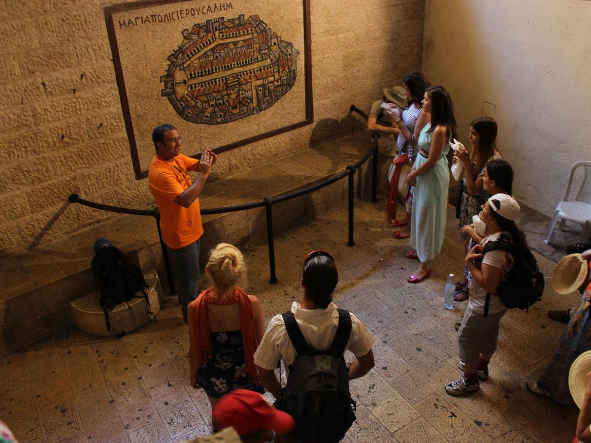 Thế nhưng, sau khi đặt chân đến Jerusalem, một số du khách đột nhiên mắc phải chứng rối loạn tâm thần sùng đạo. Họ có các triệu chứng như hoang tưởng tin rằng bản thân là nhân vật trong Kinh Thánh, bao gồm Chúa Jesus.