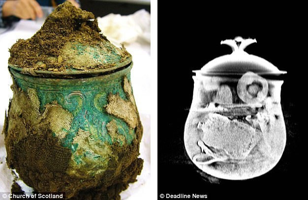 Kho báu Galloway Hoard bao gồm khoảng 100 cổ vật được cho là của người Viking. Chúng được chôn xuống đất vào khoảng năm 900.