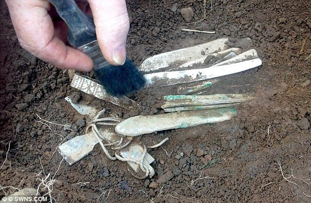 Vào năm 2014, một doanh nhân đã nghỉ hưu đồng thời là thợ dò kim loại nghiệp dư tên là Derek McLennan đã tìm thấu kho báu Galloway Hoard được chôn giấu bên dưới một cánh đồng ở Scotland.