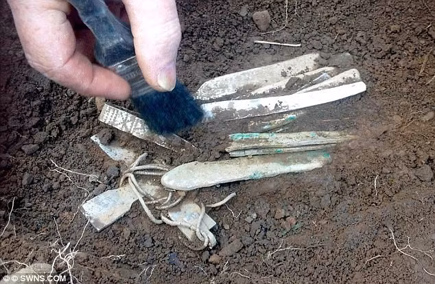 Vào năm 2014, một doanh nhân đã nghỉ hưu đồng thời là thợ dò kim loại nghiệp dư tên là Derek McLennan đã tìm thấu kho báu Galloway Hoard được chôn giấu bên dưới một cánh đồng ở Scotland.