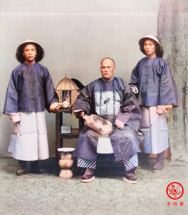 Người đàn ông ngồi ghế là một vị quan trong triều đình nhà Thanh. Hai người trẻ tuổi ở hai bên có thể là cấp dưới của vị quan này hoặc con cái của ông.