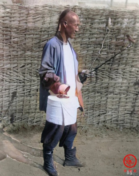 Người đàn ông mang lồng chim đi dạo.