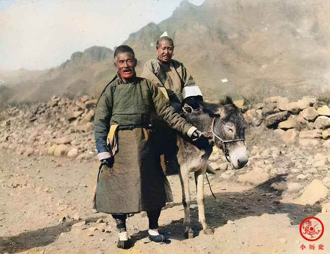 Gương mặt hạnh phúc của một cặp vợ chồng lớn tuổi. Vào cuối thời nhà Thanh, lừa là một trong những phương tiện di chuyển được nhiều người xuất thân từ tầng lớp bình dân sử dụng.