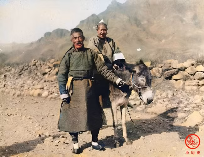 Gương mặt hạnh phúc của một cặp vợ chồng lớn tuổi. Vào cuối thời nhà Thanh, lừa là một trong những phương tiện di chuyển được nhiều người xuất thân từ tầng lớp bình dân sử dụng.