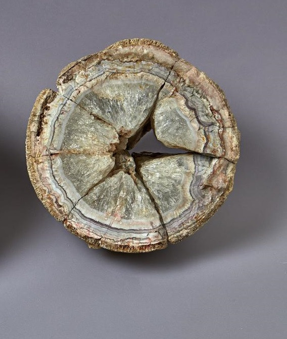 Mẫu vật có màu hồng nhạt đẹp mắt bên ngoài và màu trắng ở bên trong. Robin Hansen - một trong những quản lý khoáng vật ở bảo tàng đã bị thu hút bởi khoáng vật này.