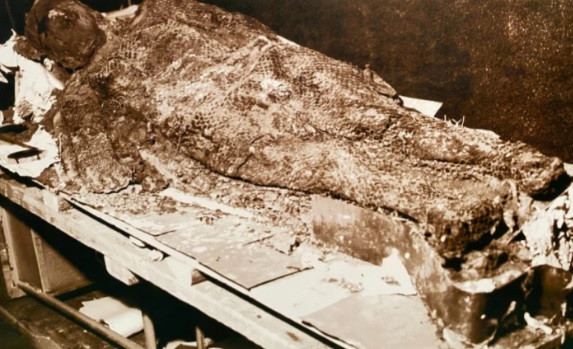 Cỗ quan tài màu đỏ này được đặt trong một lăng mộ có kích thước không quá lớn. Bên trong mộ có khoảng 200 món đồ tùy táng như: cốc pha lêm hoa tai, vòng cổ, dao găm...