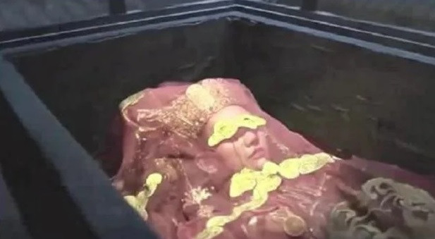 Từ những chi tiết này, các nhà nghiên cứu xác định thi hài thuộc về một phụ nữ. Khi vừa vén lớp vải phủ bên trên thi hài, các chuyên gia phát hiện chất lỏng bí ẩn rỉ ra bên ngoài. Cho rằng chất lỏng đó có thể nguy hiểm nên các chuyên gia vội vã rời khỏi đó.