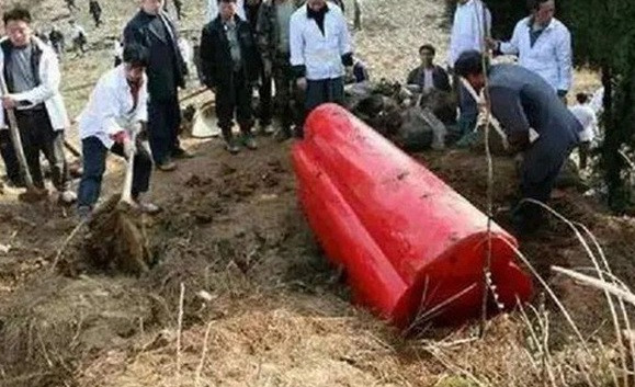 Sau đó, các chuyên gia tiến hành mở nắp quan tài để kiểm tra bên trong có những gì. Khi nhìn vào bên trong quan tài, họ nhận thấy có một thi hài đội vương miện bằng vàng trên đầu. Người này còn đội một chiếc mũ bông, tóc tết 2 bên. Bên trên mặt phủ một lớp vải lụa thêu hoa văn.