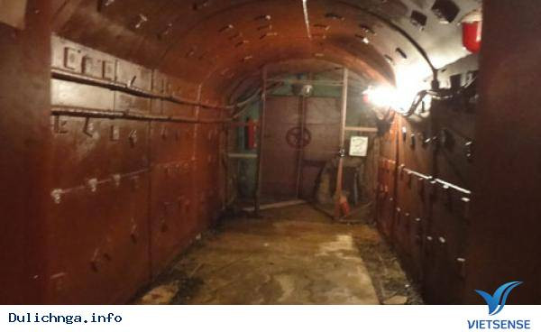 Lối vào boong-ke số 42 được ngụy trang bằng một ngôi nhà từ thế kỷ 19 với những bức tường xi măng dày tới 6m. Boong-ke nằm ở độ sâu 65m dưới mặt đất và có diện tích hơn 7.000 m2. Nhiệt độ bên trong nơi này luôn ở mức 16 độ C.