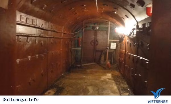 Lối vào boong-ke số 42 được ngụy trang bằng một ngôi nhà từ thế kỷ 19 với những bức tường xi măng dày tới 6m. Boong-ke nằm ở độ sâu 65m dưới mặt đất và có diện tích hơn 7.000 m2. Nhiệt độ bên trong nơi này luôn ở mức 16 độ C.