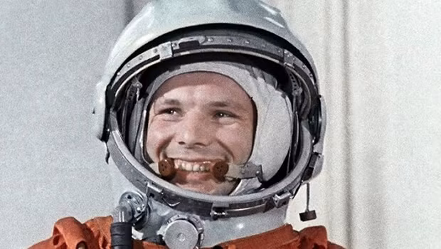 Ngày 12/4/1961 trở thành dấu mốc quan trọng trong cuộc đời phi hành gia Yuri Gagarin huyền thoại của Liên Xô. Vào ngày hôm ấy, ông đã thực hiện chuyến bay dài 108 phút trong không gian khi tàu vũ trụ Vostok của ông hoàn thành một cuộc cách mạng quanh trái đất. Theo đó, ông trở thành người đầu tiên bay vào vũ trụ.