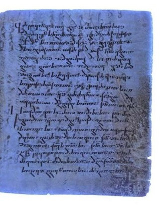 Vào thời Trung cổ, giấy da khan hiếm ở sa mạc, vì vậy các văn bản cũ thường bị xóa đi và tái sử dụng. Do vậy, nội dung trên những tấm giấy da bị mờ đi và khó có thể đọc được bằng mắt thường.