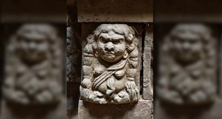 Theo các chuyên gia, ngôi mộ cổ trên được xây quay mặt về phía Nam. Mộ cổ này nằm sâu trong lòng đất với cách trang trí công phu, đặc biệt ở bên trong.